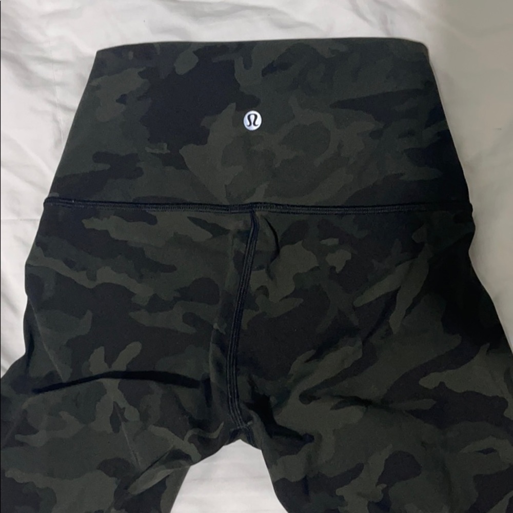 Lululemon size 2 Wunder Under crop